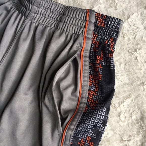 Youth Medium New Balance Shorts - Picture 4 of 10